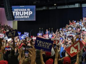 With no teleprompter, Trump riffs with crowd at Las Vegas rally, vows to end taxes on tips – USA Today