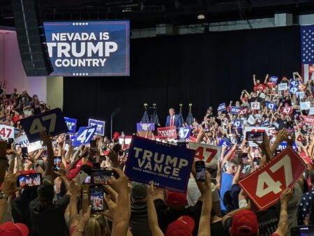 With no teleprompter, Trump riffs with crowd at Las Vegas rally, vows to end taxes on tips – USA Today