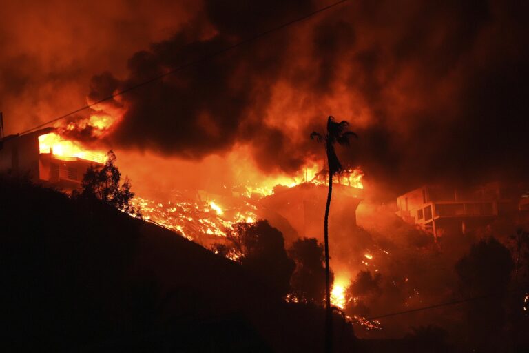 Las Vegas fire kills 4, mother and child jump out of window to escape flames – Al Arabiya English