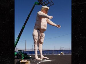43-foot, nude statue of Trump near Las Vegas interstate called ‘deplorable’ – USA Today