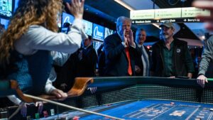 Crowd caught on camera going wild after Trump stops by Las Vegas casino floor: ‘USA! USA!’ – Fox News