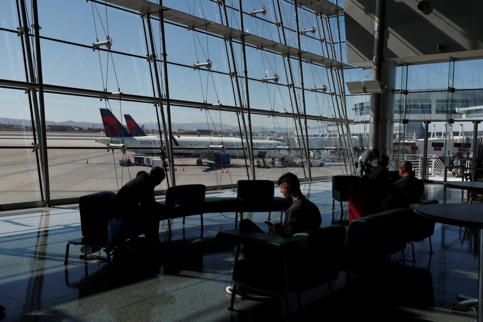 U.S. Investigating Why Delta Passengers Were Kept on Plane in Extreme Heat (Published 2023) – The New York Times