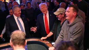 Crowd caught on camera going wild after Trump stops by Las Vegas casino floor: ‘USA! USA!’ – Yahoo