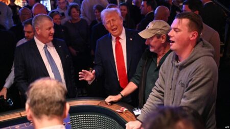 Crowd caught on camera going wild after Trump stops by Las Vegas casino floor: ‘USA! USA!’ – Yahoo