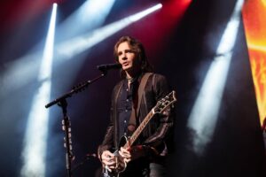 Rick Springfield reveals brain damage decades after fall at Las Vegas concert – USA Today