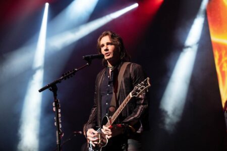 Rick Springfield reveals brain damage decades after fall at Las Vegas concert – USA Today