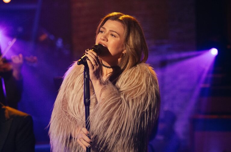 Kelly Clarkson cancels Vegas residency opener just before showtime. Why? – USA Today