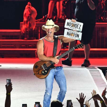 Kenny Chesney delivers vibrant, visually arresting feast at Las Vegas Sphere – USA Today