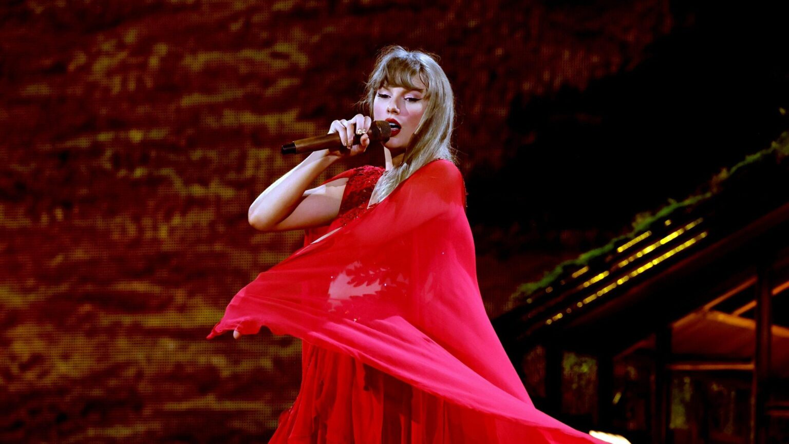 Taylor Swift Sets Sights on Las Vegas for Exclusive, One-of-a-Kind Performances Following Showgirl Album Reveal Taylor Swift ‘eyes Las Vegas venues for unique performances’ after Showgirl album reveal – The US Sun