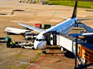 Photos show ICE agents at US airports as TSA staffing shortages disrupt air travel – Business Insider